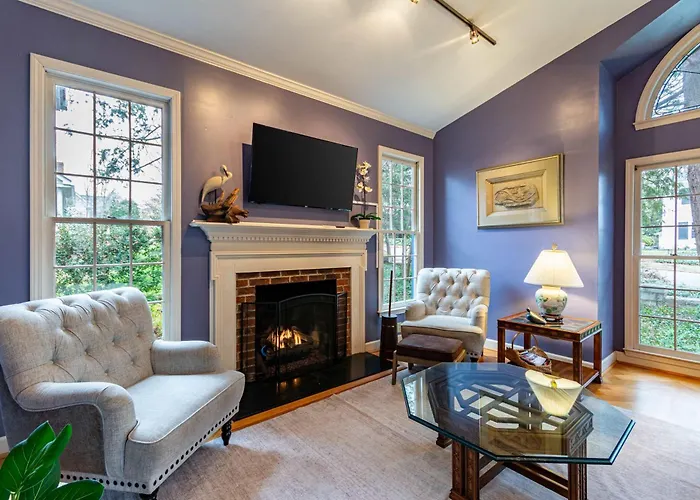 Holiday home Cozy With Bbq Near Arts & Dining Hotspots *