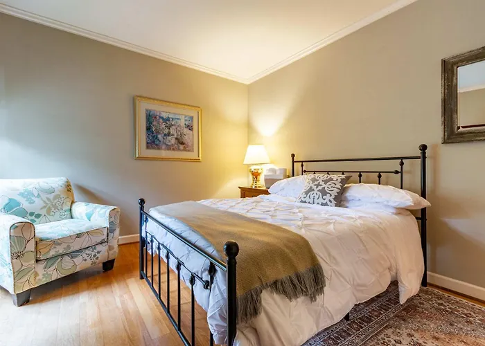 Holiday home Cozy With Bbq Near Arts & Dining Hotspots *