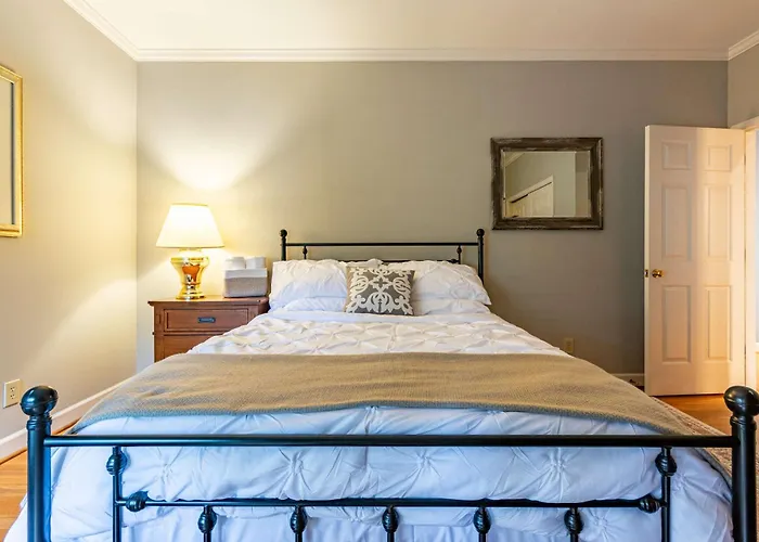 Cozy With Bbq Near Arts & Dining Hotspots Holiday home