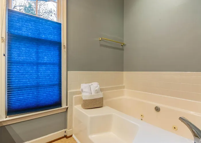Cozy With Bbq Near Arts & Dining Hotspots Holiday home Winston-Salem